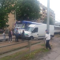 Foto: Teikā notikusi tramvaja un minibusa avārija