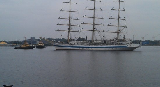 Aculiecinieka foto: Rīgas ostā ienāk 'Tall Ships Races 2013' dalībnieks - buru kuģis 'Mir'