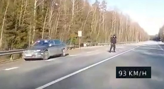 Autovadītājam videoreģistratorā konstanti 93 km/h, policija aptur par 151 km/h