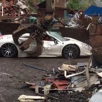 Video: Lielbritānijā iznīcina konfiscētu 'Ferrari' superauto