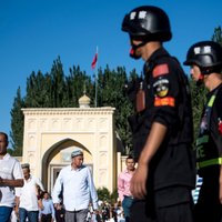 Ķīna slēgtās nometnēs ar varu pāraudzina gandrīz trīs miljonus uiguru
