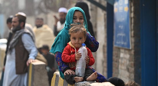 Afganistānā nav pat dzimuši. Pakistāna un Irāna simtiem tūkstošus afgāņu sūta 'mājup'