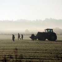 Pierobežas zemnieki lauksaimniecības tehnikas zagļu priekšā jūtas bezspēcīgi, vēsta LNT