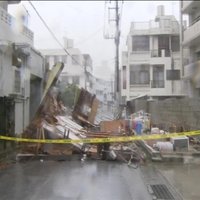 Taifūns 'Neoguri' plosa Japānas Okinavas salu