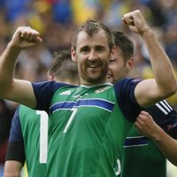 Eiropas čempionāta debitanti Ziemeļīrijas futbolisti pārspēj Ukrainas izlasi