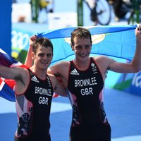 Brāļi Braunliji izcīna dubultuzvaru Rio olimpisko spēļu triatlonā