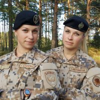 NBS dvīnes Inita un Iveta: armijā nav tāda dzimuma, kam būtu vieglāk