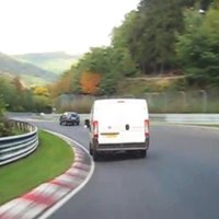 Video: Nirburgringā 'Fiat' busiņš iedzen stresā 'Citroen' vadītāju un liek tam avarēt