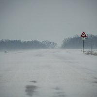Zemgalē un vietām Kurzemē, Vidzemē ir apgrūtināta braukšana sniega dēļ