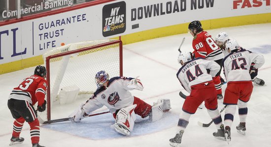 Merzļikins divreiz kļūdās trešajā periodā; 'Blue Jackets' zaudē 'Blackhawks'