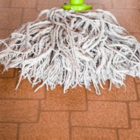 Kā notīrīt neglītās švīkas uz linoleja grīdas seguma