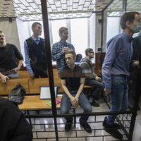Krievijā septiņiem 'terorismā' apsūdzētiem jauniešiem piespriež cietumsodus