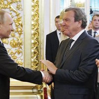 Šrēderu kritizē par piedalīšanos Putina inaugurācijas ceremonijā