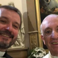 Ļaudis sajūsmina arhibīskapa Vanaga selfijs ar pāvestu