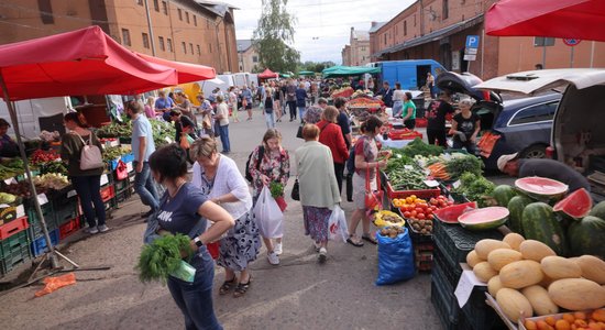 ФОТО. Конские бобы, клубника, зеленый горошек и другие фермерские продукты на Ночном рынке в Риге