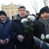 Policija atbrīvojusi Maskavā aizturētos četrus opozīcijas līderus