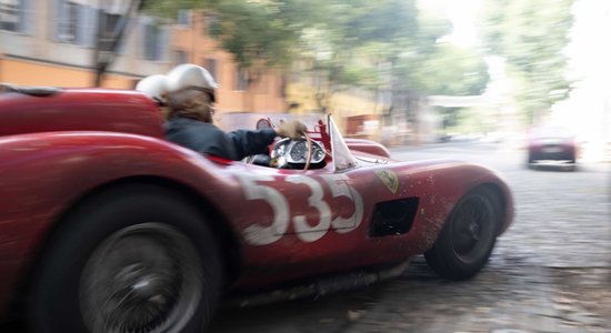 Bīstamas kaislības sacīkšu trasē un guļamistabā. Biogrāfiskās drāmas 'Ferrari' apskats