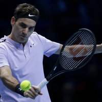 Federers sezonas noslēguma turnīra pusfinālā negaidīti zaudē Gofēnam
