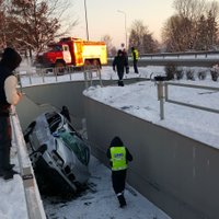 ФОТО: Авария в Огре – BMW упал в пешеходный туннель; двое пострадавших