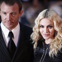 Madonnas pusaugu dēls publiski noķengā mammu