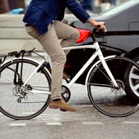 Pilsēta cilvēkiem выступает против обязательных шлемов для пользователей электросамокатов и велосипедистов