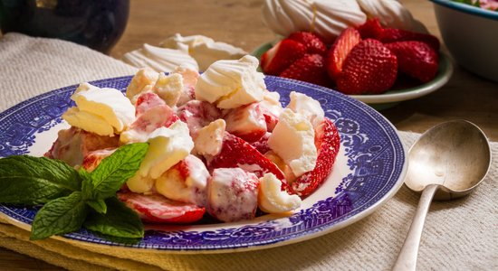 Deserts, kas radies īstenā angļu mierā – 'Eton mess'