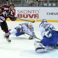 Foto: Rīgas 'Dinamo' sniedz skatītājiem trillera cienīgu šovu un uzvar KHL līderus