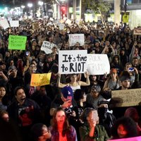 ASV turpinās protesti pret Trampu