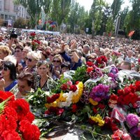 Foto: Doņeckā iespaidīgā bēru ceremonijā izvada uzspridzināto Zaharčenko