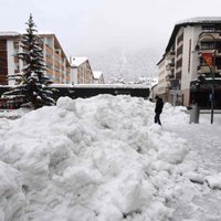 Sniega dēļ Šveices kalnu kūrortā iesprostoti 13 000 tūristu