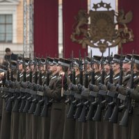 Foto: Amatpersonas un iedzīvotāji noliek ziedus pie Brīvības pieminekļa