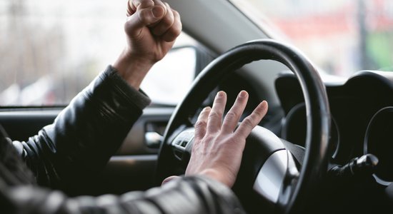 Naudas sods un liegums vadīt auto – Saeima virza bargākus sodus par ātruma pārsniegšanu