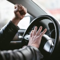 Naudas sods un liegums vadīt auto – Saeima virza bargākus sodus par ātruma pārsniegšanu