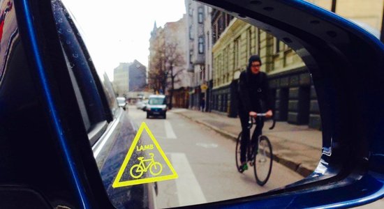 Jau tūkstošiem autovadītāju saņēmuši atgādinošo uzlīmi ar velosipēdu