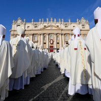 Революция или "врата ада"? Исторический синод в Ватикане обсуждает будущее женщин и ЛГБТ в католической церкви
