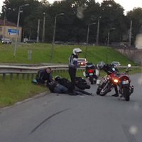 Aculiecinieka video: Netālu no Salu tilta avarējis motociklists