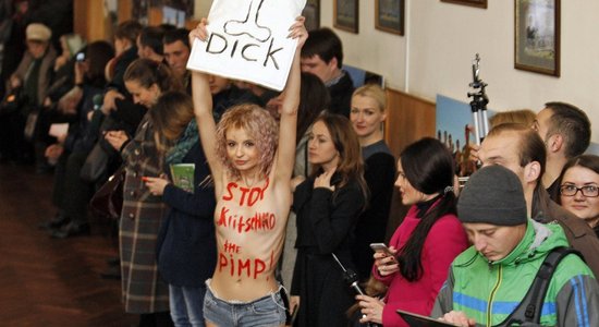 Активистки Femen встретили Виталия Кличко на выборах плакатом "Сутенер!"