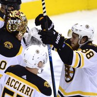 'Bruins' un 'Sharks' panāk izšķirošās spēles Stenlija kausa pirmajā kārtā