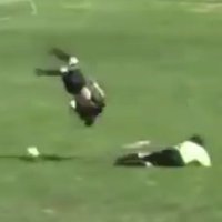 Video: Futbolists akrobātiski gūst vārtus, bet tos neieskaita