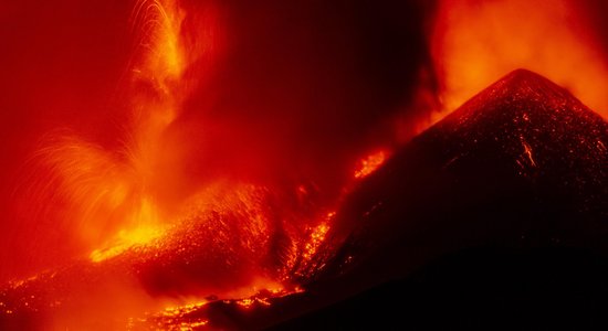 Etnas vulkāna izvirduma dēļ uz laiku slēdz Katānijas lidostu Sicīlijā