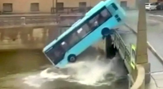 Video: Sanktpēterburgā pasažieru autobuss iebraucis upē; vairāki bojāgājušie