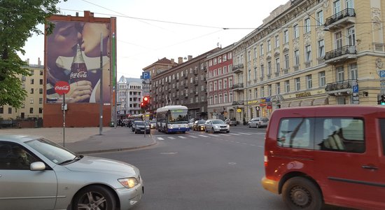 Rīgā vairākas dienas pamatīgi sastrēgumi; Rīgas domē situāciju skaidro ar sezonas maiņu