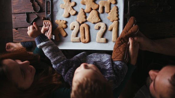 ģimene mazulis bērns Jaunais gads 2021 cepumi