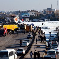 ВИДЕО: В Иране пассажирский самолет выкатился на улицу