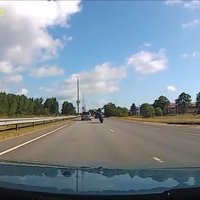 ВИДЕО: Мотоциклист на Елгавском шоссе решил бросить вызов судьбе
