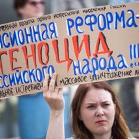 Российские СМИ: футбольное чудо в "Лужниках" и первые пенсионные протесты