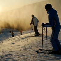 На латвийских лыжных трассах и горках — большой наплыв людей