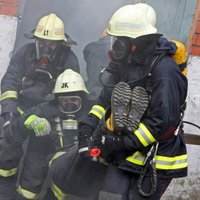 Fotoreportāža: Topošo ugunsdzēsēju paraugdemonstrējumi