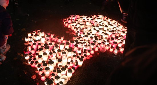 Foto: Rīgā svin Lāčplēša dienu – lāpu gājiens, svecīšu gaisma un slīdrāde uz Rīgas pils sienas