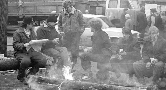 #Ziņas1991: Vecrīgas ielās ieaugušas steigšus celtu barikāžu grēdas